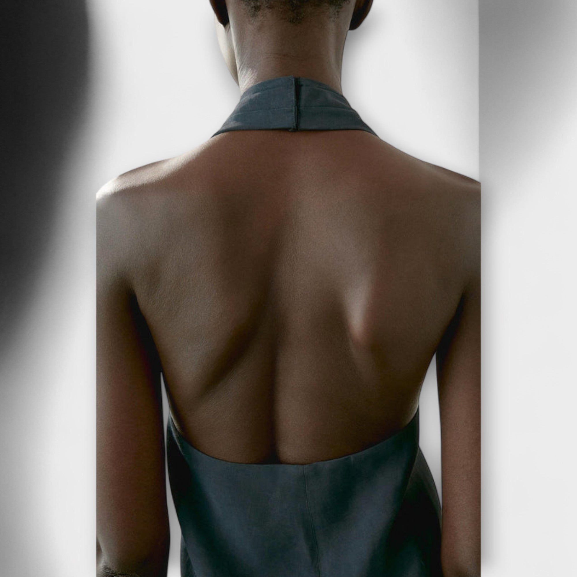 Hannah - Blauer Neckholder Top mit Rückenschlitz