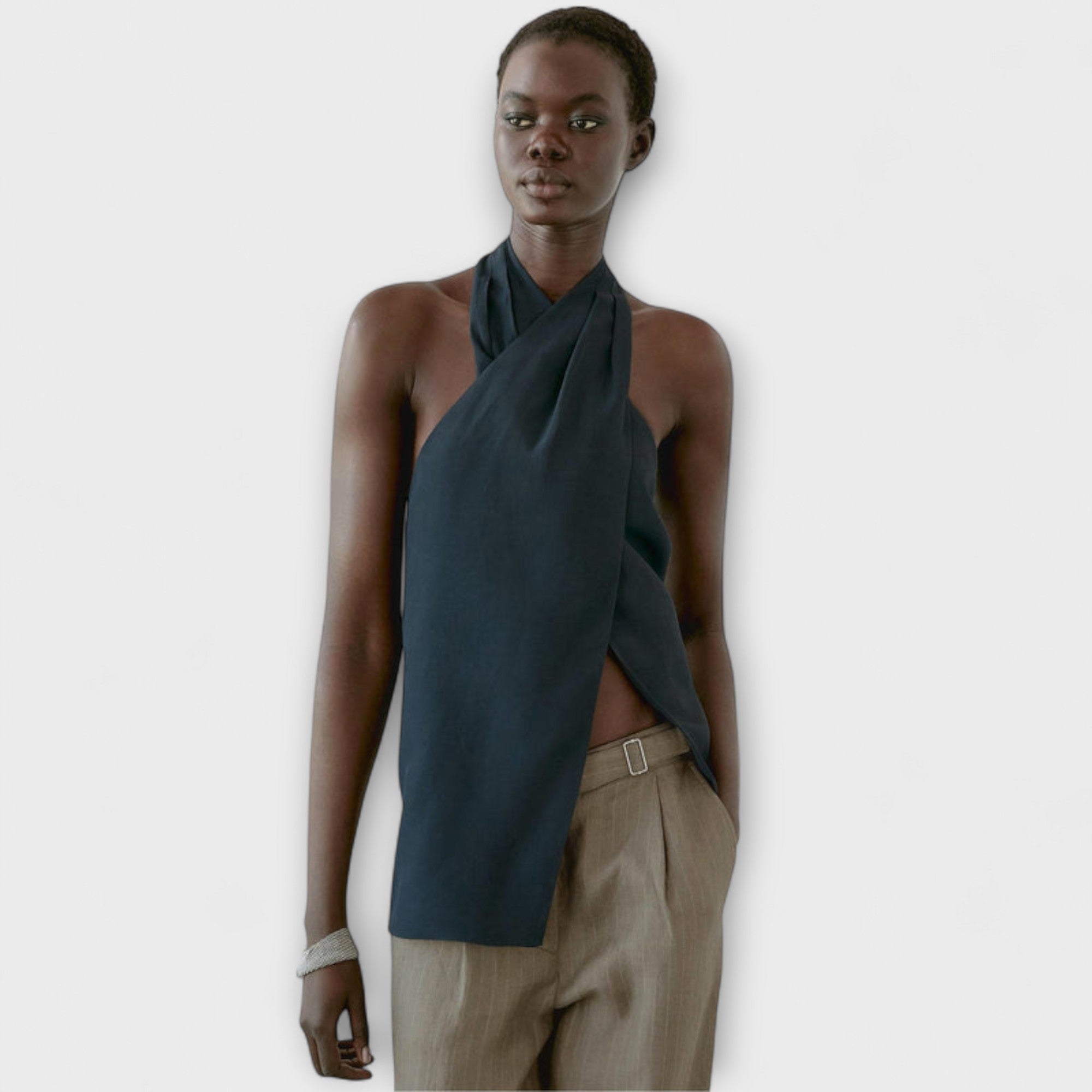 Leah - Blauer Halter-Neck-Top mit Rückenausschnitt